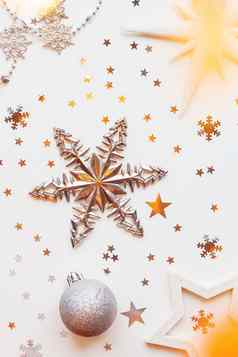 圣诞节一年假期背景装饰光灯泡银闪亮的球白色雪花明星五彩纸屑平躺前视图
