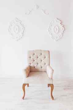 米色椅子白色墙背景漩涡装饰斯图