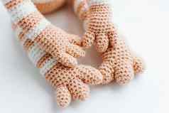 手工制作的针织玩具猫米色爪子白色条纹