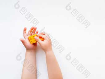 孩子玩色彩斑斓的构造函数块儿童手