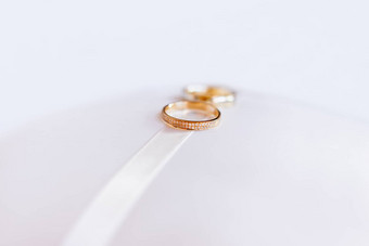金婚礼环钻石丝绸织物浪漫的象征爱婚姻传统的珠宝附件