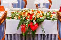 表格集婚礼宴会餐具花装饰元素花瓶花束橙色玫瑰白色eustoma桔梗花