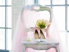 白色鞋子闪闪发光的粉红色的面纱新娘花束马蹄莲百合细节婚礼仪式