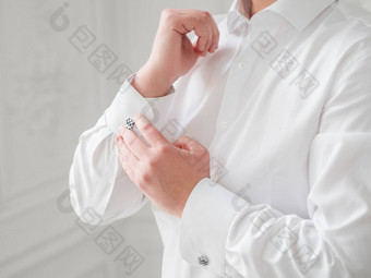 男人。白色衬衫调整袖扣新郎准备好了婚礼仪式