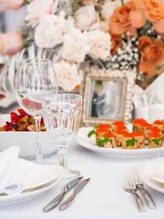 表格服务婚礼宴会餐具花花瓶柔和的彩色的装饰