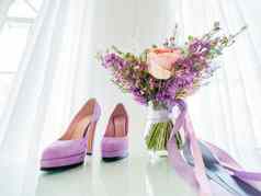 新娘花束牡丹玫瑰eustoma花可爱紫色的鞋子传统的花作文现代时尚的时尚附件婚礼仪式