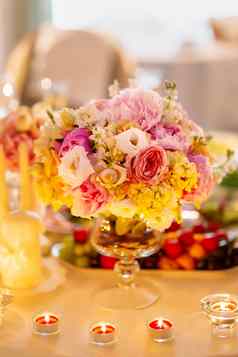 表格集婚礼宴会燃烧蜡烛花装饰元素花瓶花束柔和的彩色的玫瑰白色eustoma桔梗花