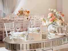 表格服务婚礼宴会餐具花花瓶柔和的彩色的装饰