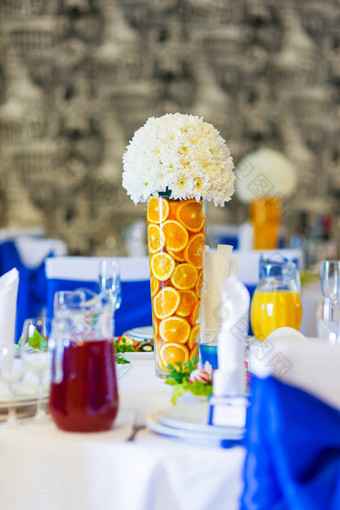 表格集婚礼宴会餐具沙拉开胃菜眼镜酒装饰元素花瓶橙色片白色菊花花