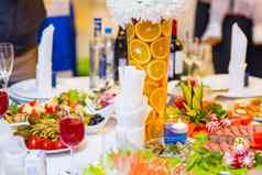 表格集婚礼宴会餐具沙拉开胃菜眼镜酒装饰元素花瓶橙色片白色菊花花