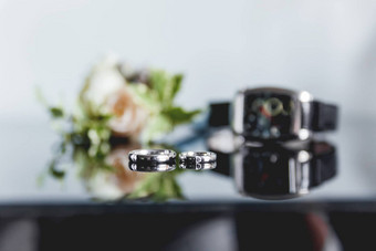 一对金婚礼环钻石光滑的镜子表面小花玫瑰花手表背景传统的配件新郎婚礼