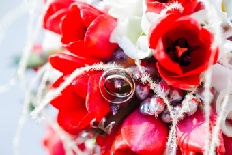 金婚礼环新娘花束象征爱婚姻花作文明亮的红色的郁金香