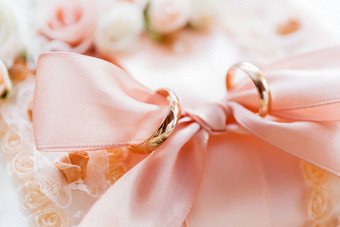 一对金婚礼环花边织物玫瑰弓婚礼纺织细节象征爱婚姻