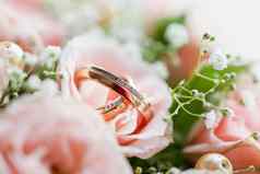 金婚礼环钻石谎言内部玫瑰花花束象征爱婚姻