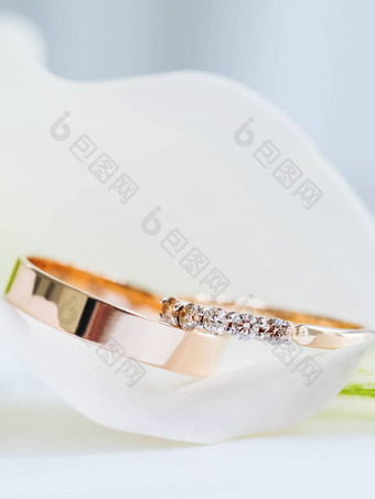 婚礼环钻石马蹄莲莉莉细节婚礼仪式象征爱婚姻