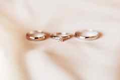集金环丝绸纺织订婚环钻石一对婚礼环象征爱婚姻