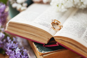 一对婚礼环钻石乡村背景书淡紫色花复古的背景