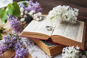 一对婚礼环钻石乡村背景书淡紫色花复古的背景