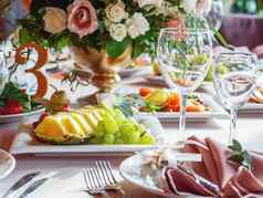 表格服务婚礼宴会餐具花花瓶沙拉开胃菜眼镜酒