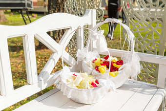 装饰篮子玫瑰花瓣婚礼仪式可爱的传统淋浴新娘新郎花花瓣婚礼集在户外公园