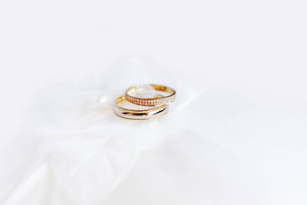 金婚礼环钻石丝绸织物浪漫的象征爱婚姻传统的珠宝附件