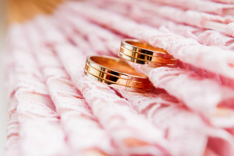 金婚礼环花边粉红色的织物婚礼刺绣细节