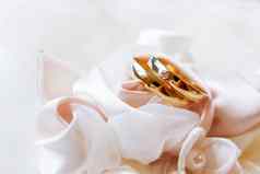 金婚礼环钻石丝绸织物婚礼珠宝细节