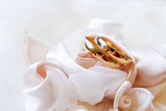 金婚礼环钻石丝绸织物婚礼珠宝细节