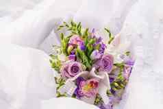 新娘花束紫罗兰色的小苍兰淡紫色玫瑰兰花传统的花作文婚礼仪式说谎用带子束紧衣服