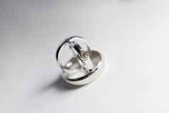 金婚礼环钻石白色背景象征爱婚姻