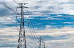 高电压电桥塔电线蓝色的天空