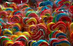 色彩斑斓的漩涡棒棒糖糖果甜蜜的糖果孩子们