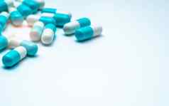 蓝白色胶囊药片白色背景抗生素药物