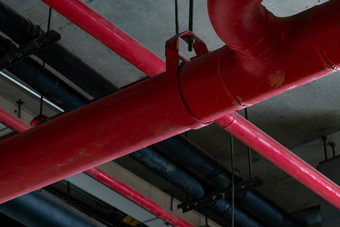 火喷<strong>水灭火</strong>系统系统红色的管道挂天花板内部