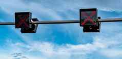 交通信号光红色的颜色交叉标志蓝色的天空