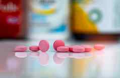 粉红色的平板电脑药片模糊背景药物盒子药物