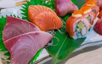 日本食物集服务白色板大马哈鱼寿司萨希姆