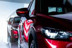 红色的运动型多功能车车停现代展厅奢侈品运动型多功能车compac