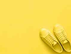 黄色的运动鞋黄色的背景复制空间