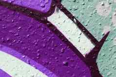 紫色的饱经风霜的涂鸦墙城市街艺术美纹理