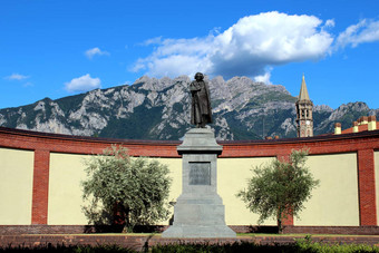 雕像安东尼奥斯托帕尼意大利地质学家莱科前面重新切除山