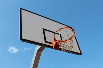 损坏的篮球希望蓝色的天空