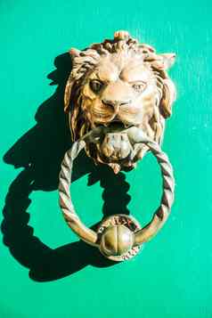 装饰镀金狮子头通过吹毛求疵的人绿色通过使用