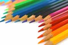 多色明亮的颜色铅笔对角波白色背景红色的铅笔焦点