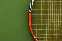 网球球拍绿色操场上法院体育运动背景