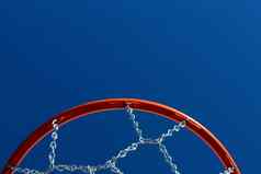 细节橙色篮球Rim金属链网蓝色的天空