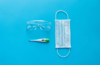 医疗保护面具温度计保护眼镜谎言粉红色的背景反病毒保护工具包科维德冠状病毒流感大流行