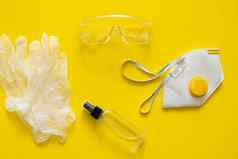 呼吸器断续器橡胶手套防腐剂保护眼镜谎言粉红色的背景反病毒保护工具包科维德冠状病毒流感大流行