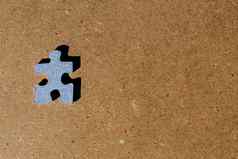 孤立的蓝色的纸板谜题一块棕色（的）木背景