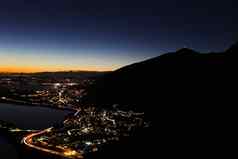 晚上全景阿尔卑斯山脉北部伦巴第城市灯污染山轮廓